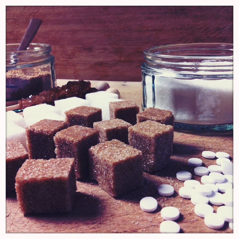 Verschiedene Zuckerarten wie Würfelzucker oder Süßstofftabletten.