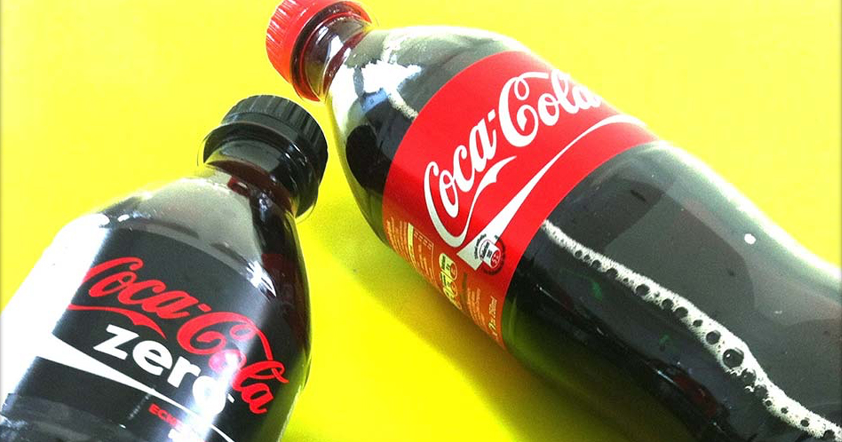 Zwei Flaschen Coca-Cola.