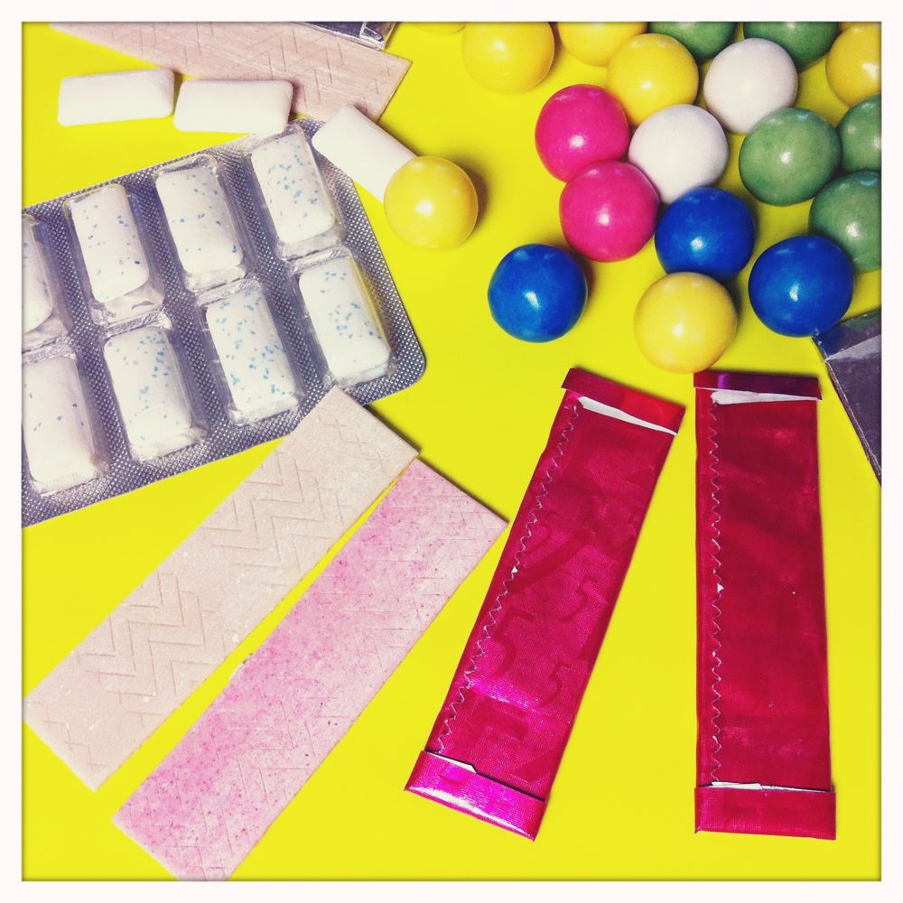 Ein Bild von diversen, bunten Süßigkeiten.